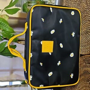Tender Love + Carry Toiletry Weekender Bag with Hanger - Daisies